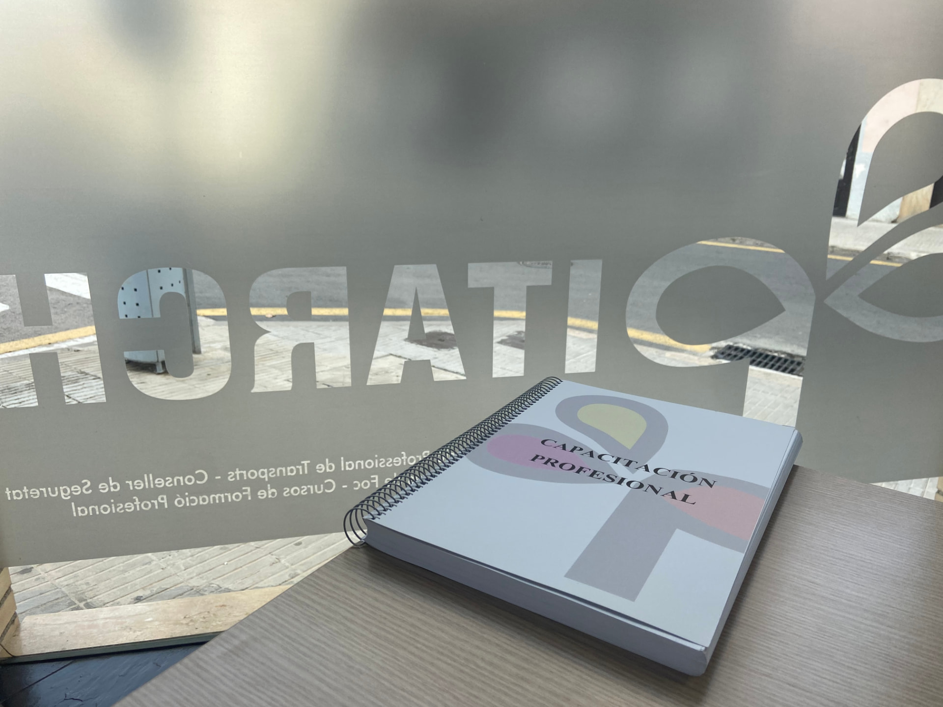 Escaparate del Centro de Formación Pitarch con el manual de Capacitación Profesional